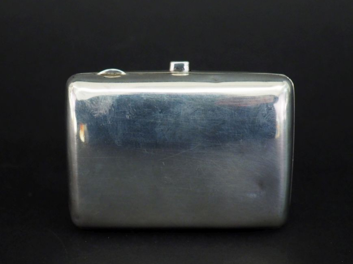 Etui à cigarettes en argent anglais de forme bombée.  8,5 x 6,2 cm Poi