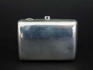 Vente aux enchères Etui à cigarettes en argent anglais de forme bombée.  8,5 x 6,2 cm Poi