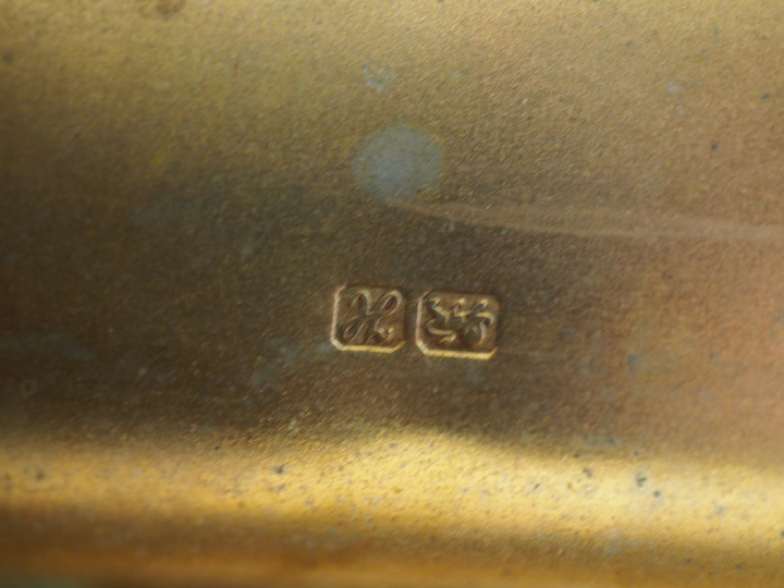 Etui à cigarettes en argent anglais de forme bombée.  8,5 x 6,2 cm Poi