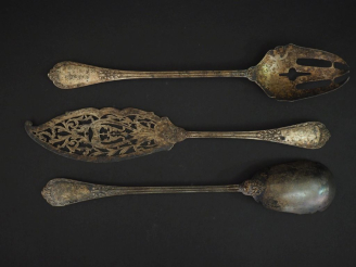 Vente aux enchères Ensemble comprenant :  - un couvert à salade en argent 925, poinçon Mi