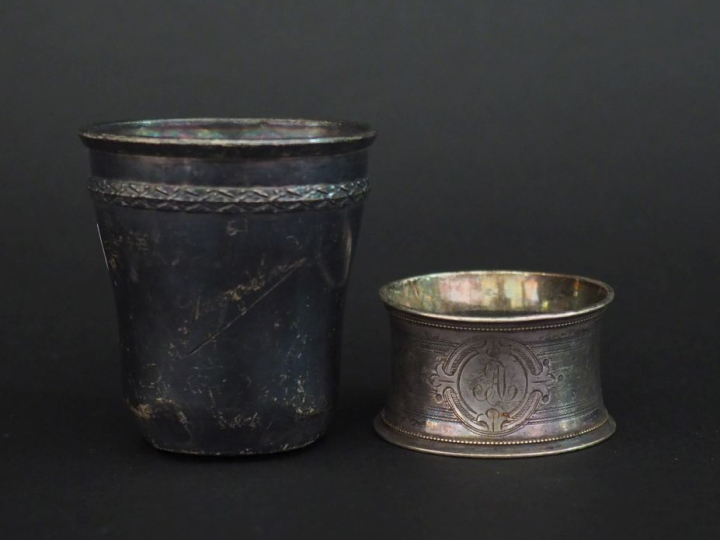 Ensemble comprenant :  - une timbale de style Louis XVI en argent 925,