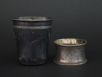 Vente aux enchères Ensemble comprenant :  - une timbale de style Louis XVI en argent 925,
