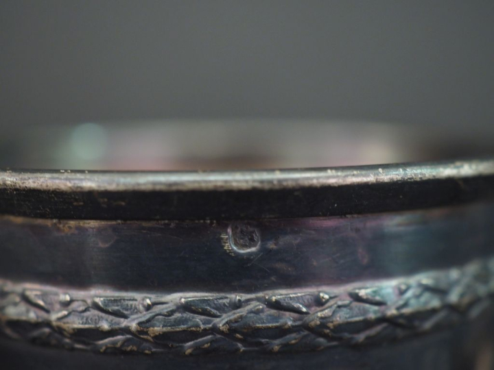 Ensemble comprenant :  - une timbale de style Louis XVI en argent 925,
