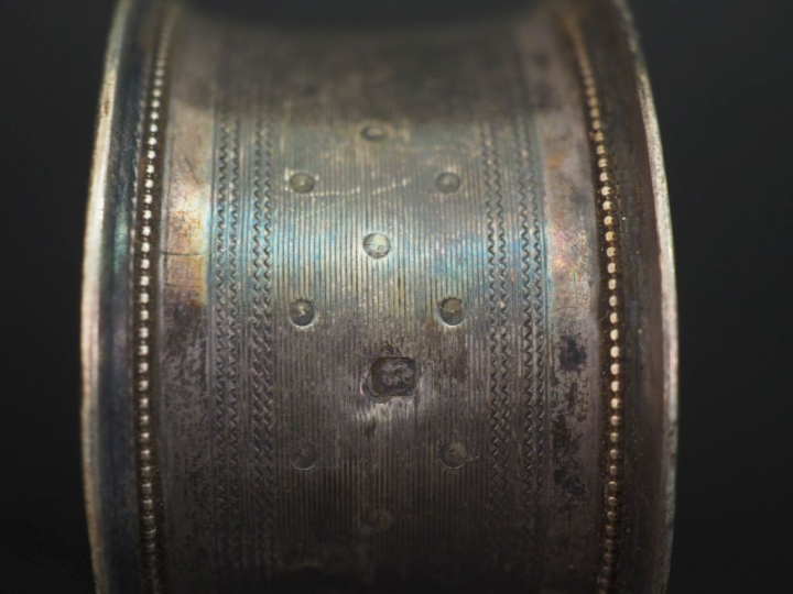 Ensemble comprenant :  - une timbale de style Louis XVI en argent 925,