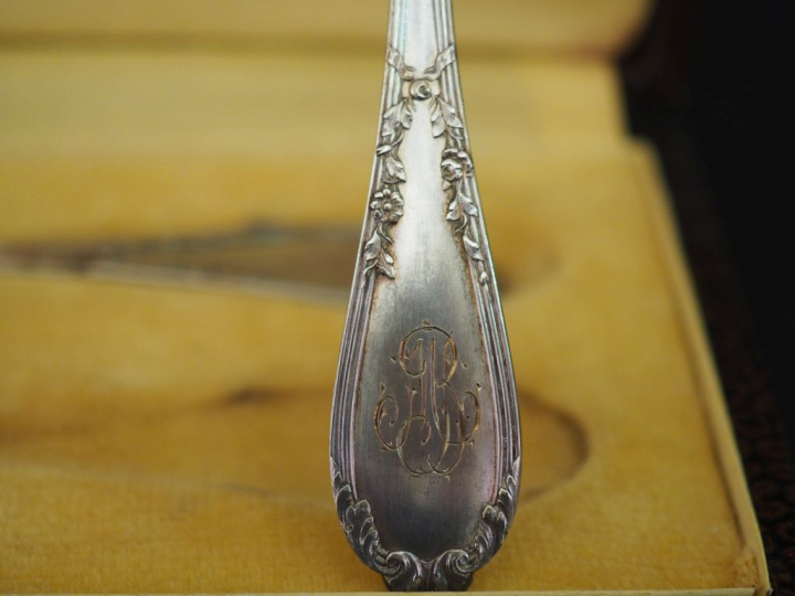 Couvert de naissance de style Louis XVI en argent 925, poinçon Minerve