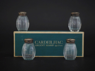 Vente aux enchères Suite de quatre salerons en verre et argent.  M.O : Christofle Poids t