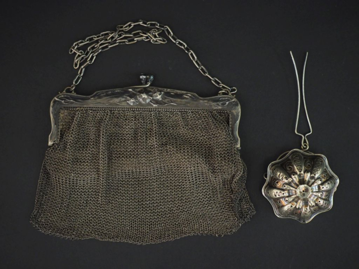 Ensemble comprenant :  - une minaudière de style Art Nouveau en argent