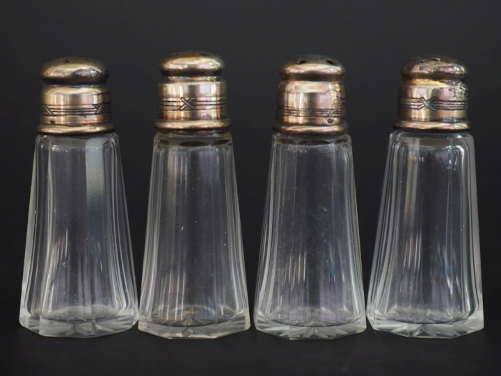 Suite de quatre salerons de style Louis XVI en verre à pans coupés et 