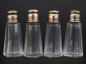 Vente aux enchères Suite de quatre salerons de style Louis XVI en verre à pans coupés et 