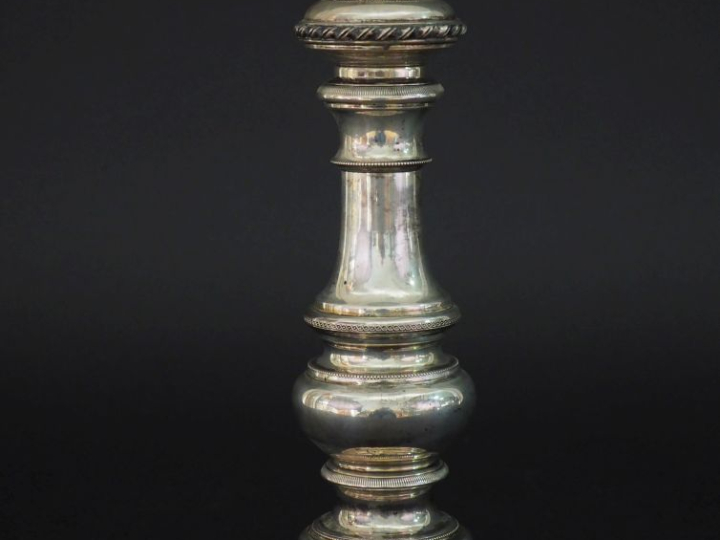 Poivrier en métal argenté italien.  H. 25,5 cm   