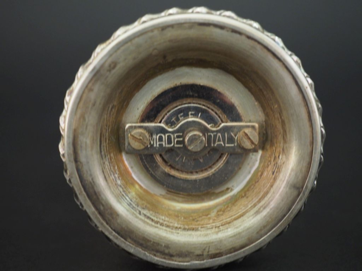 Poivrier en métal argenté italien.  H. 25,5 cm   