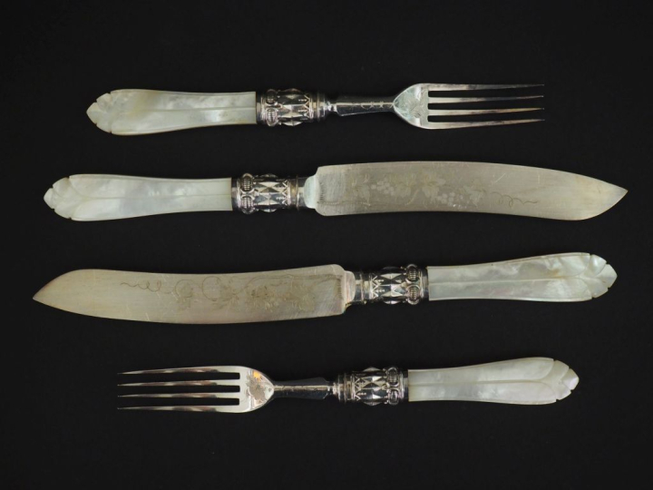 Suite de douze couteaux et fourchettes à dessert en métal argenté, man