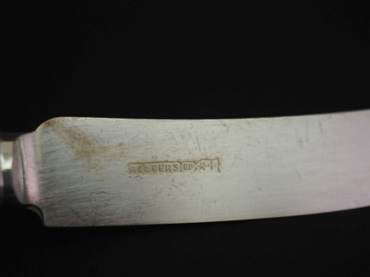 Suite de douze couteaux et fourchettes à dessert en métal argenté, man