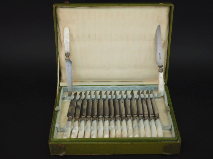 Dix-huit grands et dix-huit petits couteaux de style Louis XV lame en 