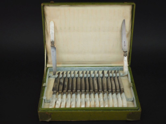 Vente aux enchères Dix-huit grands et dix-huit petits couteaux de style Louis XV lame en 