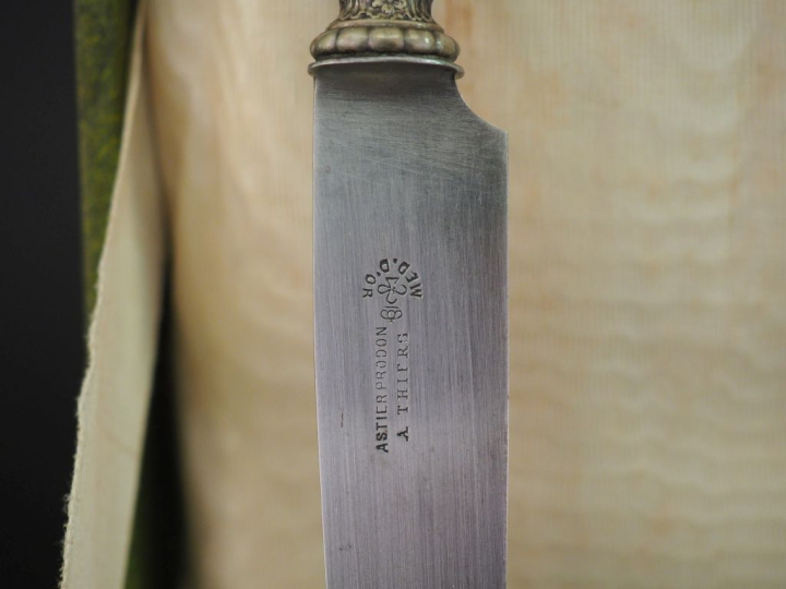 Dix-huit grands et dix-huit petits couteaux de style Louis XV lame en 