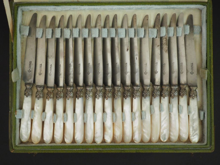Dix-huit grands et dix-huit petits couteaux de style Louis XV lame en 