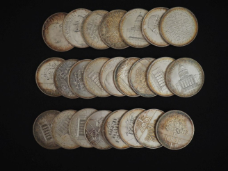 Vente aux enchères Ensemble comprenant vingt-quatre pièces de 100 Francs en argent, 1982 
