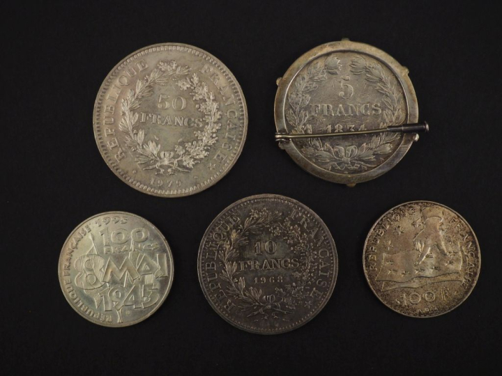 Ensemble comprenant :  - deux pièces de 100 Francs en argent, 1945 et 