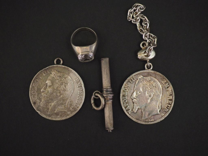 Ensemble comprenant :  - deux pièces de 5 Francs en argent, 1868.  L'u