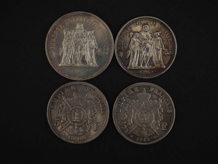 Ensemble comprenant :  une pièce de 50 Francs en argent, 1974 - une pi