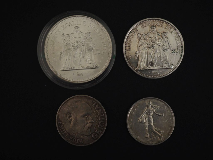 Ensemble comprenant :  - une pièce de 100 Francs en argent, 1985. - un