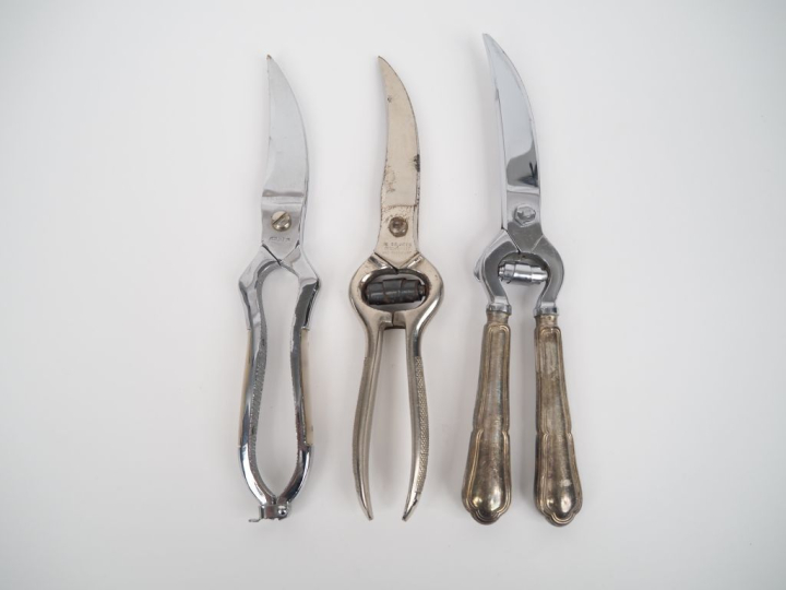 3 différents sécateurs à volaille en métal chromé.