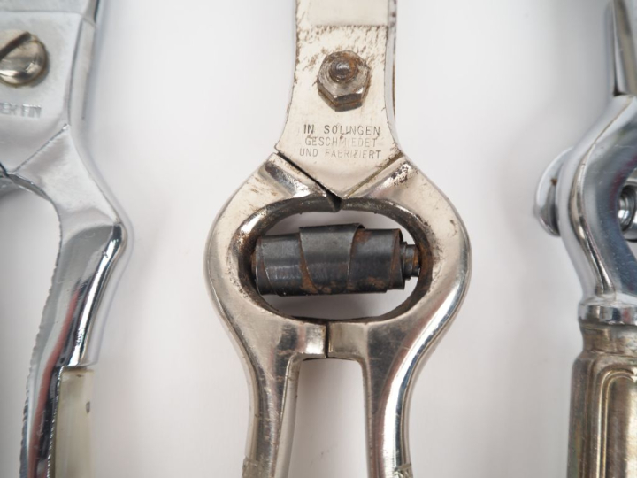 3 différents sécateurs à volaille en métal chromé.