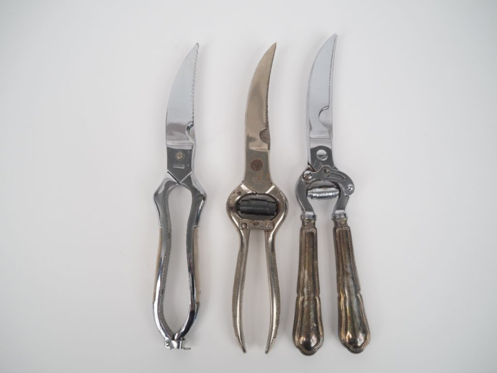3 différents sécateurs à volaille en métal chromé.