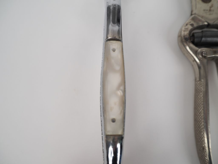 3 différents sécateurs à volaille en métal chromé.