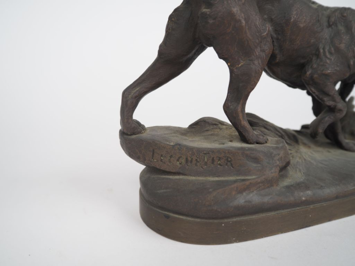 LE COURTIER.  "chien de chasse" Sujet en bronze à patine brune.  Dim. 