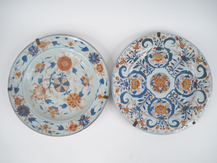 Deux plats XIXème en porcelaine polychrome d'Imari. Diam.38,5 et 39 cm