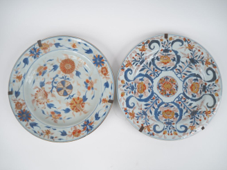 Vente aux enchères Deux plats XIXème en porcelaine polychrome d'Imari. Diam.38,5 et 39 cm
