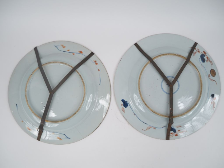 Deux plats XIXème en porcelaine polychrome d'Imari. Diam.38,5 et 39 cm