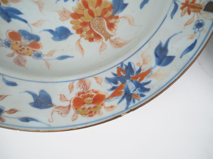 Deux plats XIXème en porcelaine polychrome d'Imari. Diam.38,5 et 39 cm