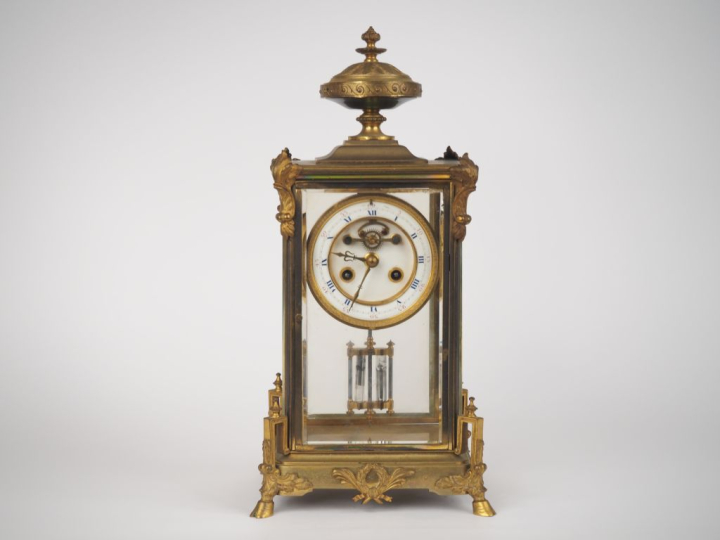 Pendule cage Napoléon III de style Louis XVI en verre et métal doré. D