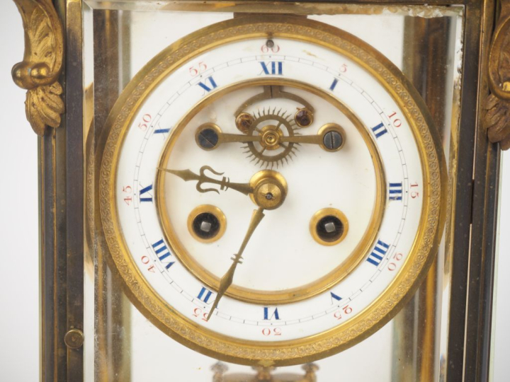 Pendule cage Napoléon III de style Louis XVI en verre et métal doré. D