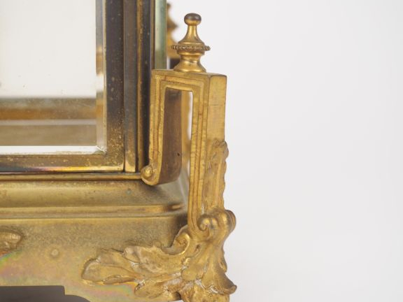 Pendule cage Napoléon III de style Louis XVI en verre et métal doré. D