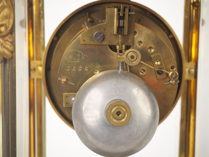 Pendule cage Napoléon III de style Louis XVI en verre et métal doré. D