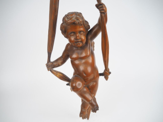 Vente aux enchères Ecole française XIXème.  "amour à la balançoire" Sculpture en pin H. 8