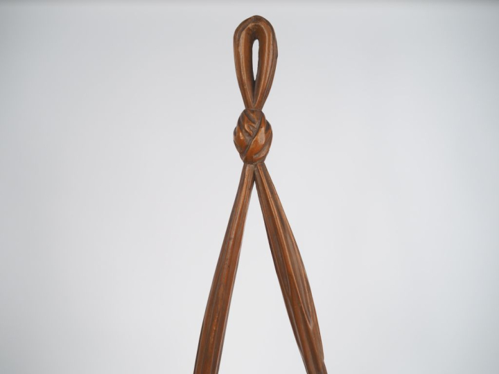 Ecole française XIXème.  "amour à la balançoire" Sculpture en pin H. 8