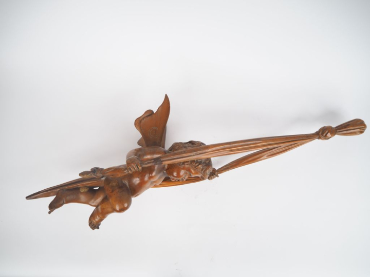 Ecole française XIXème.  "amour à la balançoire" Sculpture en pin H. 8