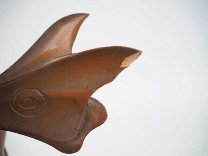 Ecole française XIXème.  "amour à la balançoire" Sculpture en pin H. 8