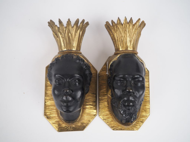 Paire d'appliques en bronze patiné et doré en forme de visages de maur