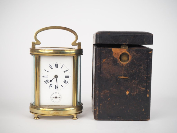 Pendulette de voyage dite d'officier en laiton et cristal, avec sa clé