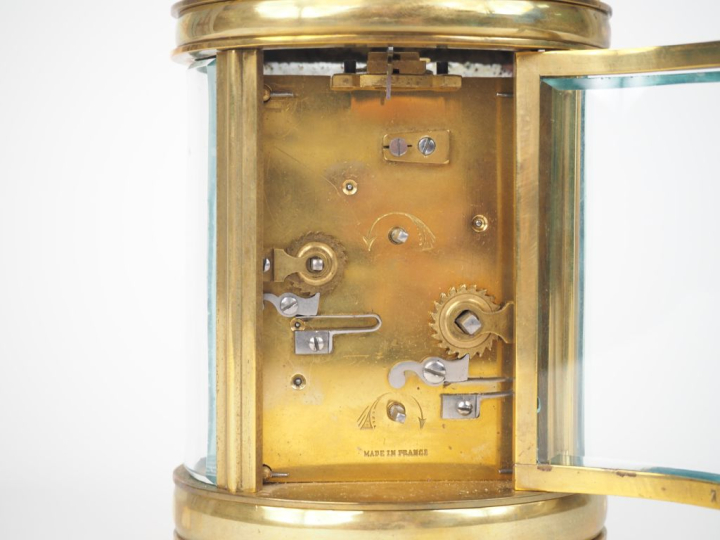 Pendulette de voyage dite d'officier en laiton et cristal, avec sa clé