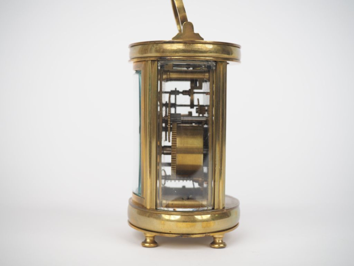 Pendulette de voyage dite d'officier en laiton et cristal, avec sa clé
