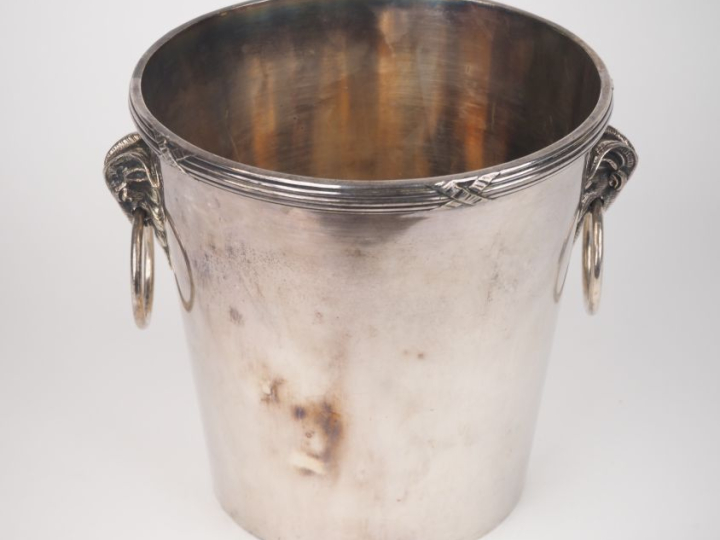 Seau à champagne en métal argenté de style Louis XVI à décor de tête d