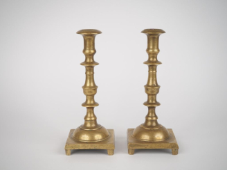 Vente aux enchères Paire de bougeoirs de style Louis XIII en bronze en forme de balustre.