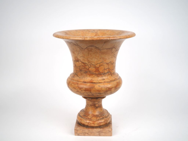 Vase Médicis en marbre rosé.  H. 40 cm  (fentes)